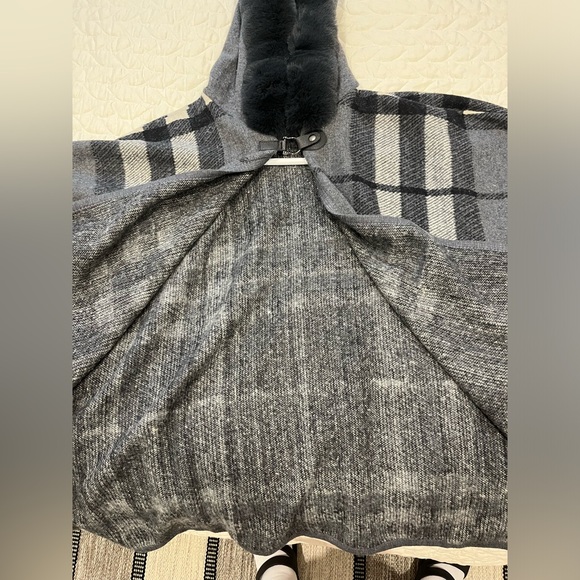 Poncho Cape - Picture 3 of 6